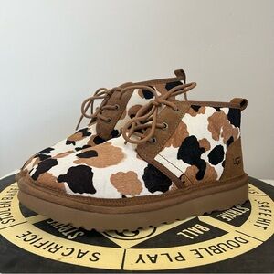 UGG Neumel Cow Print Chukka Boot Sheepskin Lined Calf Hair Chestnut Men Size 10